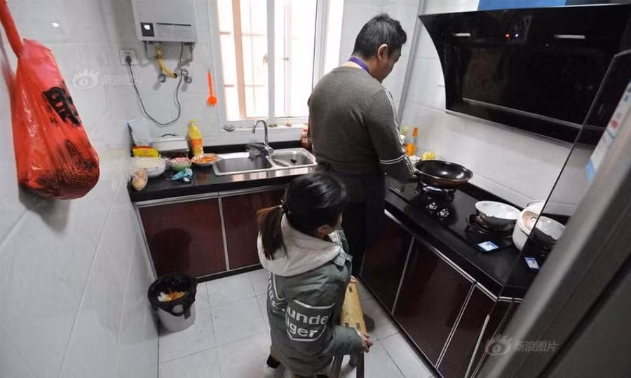 Chàng trai vượt 1000 cây số mỗi ngày để chăm sóc bạn gái cao 1,2m