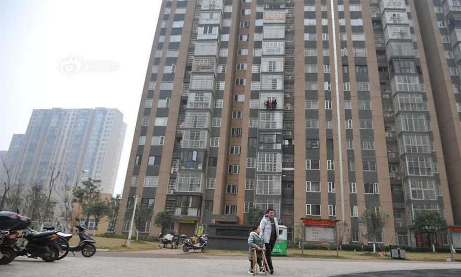 Chàng trai vượt 1000 cây số mỗi ngày để chăm sóc bạn gái cao 1,2m Chàng trai vượt 1000 cây số mỗi ngày để chăm sóc bạn gái cao 1,2m