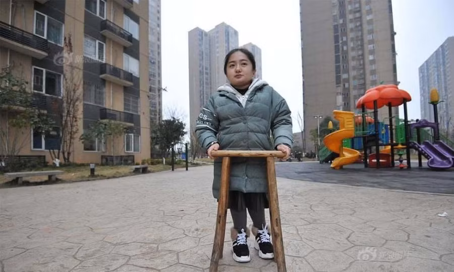 Chàng trai vượt 1000 cây số mỗi ngày để chăm sóc bạn gái cao 1,2m