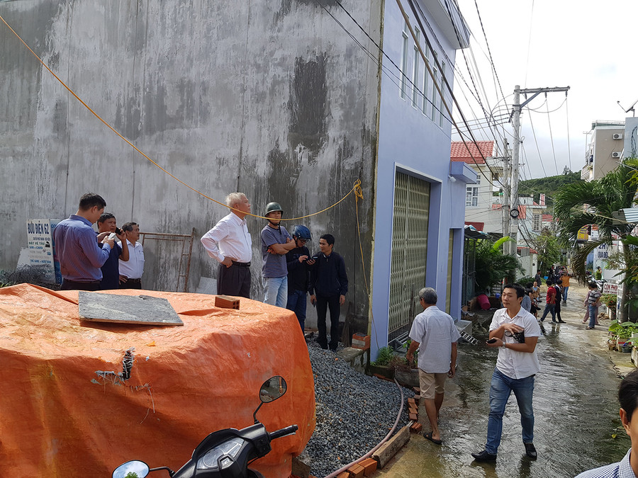 Lãnh đạo Sở Xây dựng tỉnh Khánh Hòa đi kiểm tra thực tế bức tường chắn Lãnh đạo Sở Xây dựng tỉnh Khánh Hòa đi kiểm tra thực tế bức tường chắn