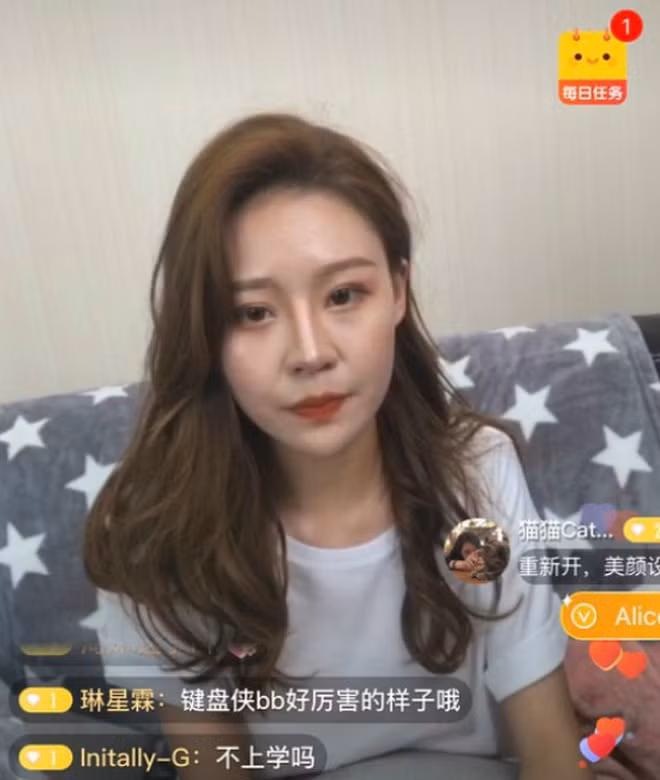 Lỡ tay tắt nhầm filter làm đẹp lúc livestream, hot girl Trung Quốc mất hơn trăm ngàn lượt follow vì để lộ nhan sắc thật - Ảnh 6.