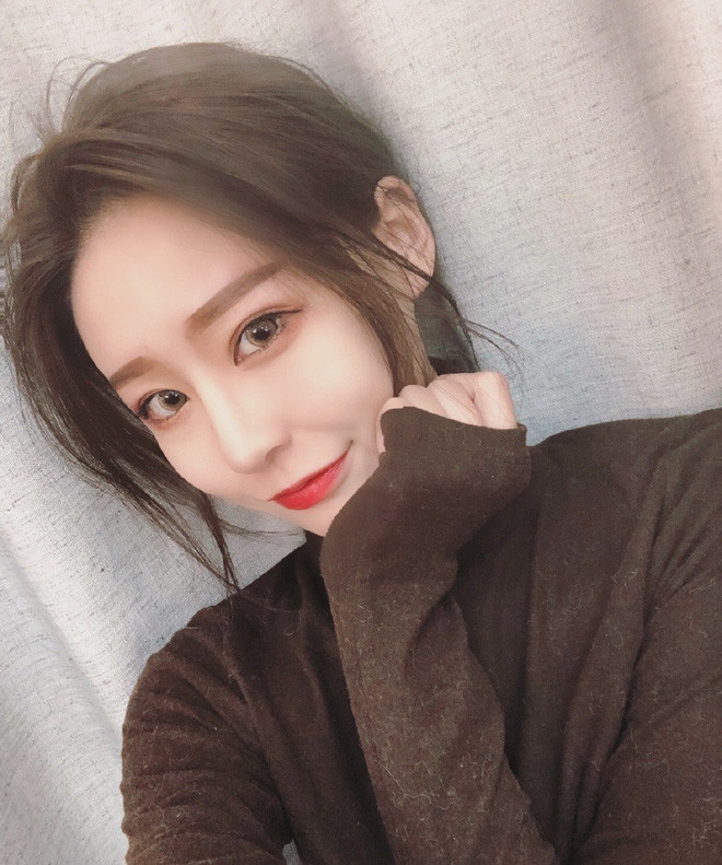 Lỡ tay tắt nhầm filter làm đẹp lúc livestream, hot girl Trung Quốc mất hơn trăm ngàn lượt follow vì để lộ nhan sắc thật - Ảnh 5. Lỡ tay tắt nhầm filter làm đẹp lúc livestream, hot girl Trung Quốc mất hơn trăm ngàn lượt follow vì để lộ nhan sắc thật - Ảnh 5.