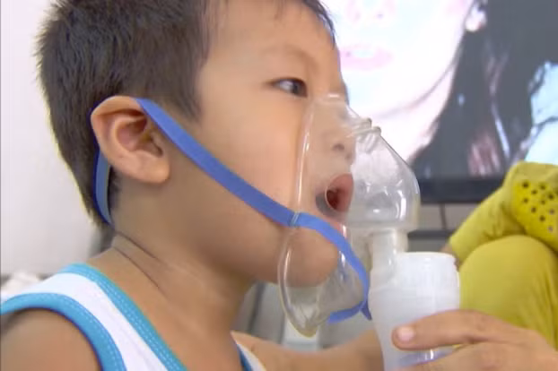  Tự xông mũi họng ở nhà cho trẻ có thể gặp phải những tác dụng phụ nguy hiểm đến tính mạng trẻ. Ảnh minh họa 