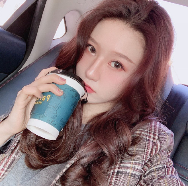 Lỡ tay tắt nhầm filter làm đẹp lúc livestream, hot girl Trung Quốc mất hơn trăm ngàn lượt follow vì để lộ nhan sắc thật - Ảnh 3. Lỡ tay tắt nhầm filter làm đẹp lúc livestream, hot girl Trung Quốc mất hơn trăm ngàn lượt follow vì để lộ nhan sắc thật - Ảnh 3.