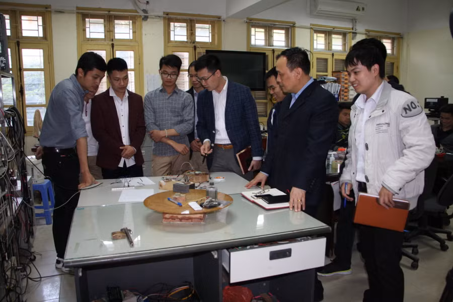 GS.TSKH Nguyễn Đình Đức và cộng sự trong một đề tài nghiên cứu