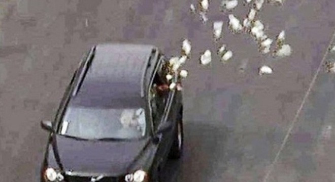 Lái siêu xe rải tiền trên phố: 300 tỷ rơi như lá vàng, dân tranh nhau Lái siêu xe rải tiền trên phố: 300 tỷ rơi như lá vàng, dân tranh nhau