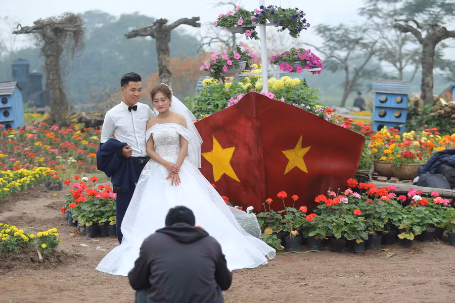 Nhiều đôi bạn trẻ chụp ảnh cưới cũng muốn lưu lại những hình ảnh tại đây để cùng cổ vũ cho đội tuyển Việt Nam.