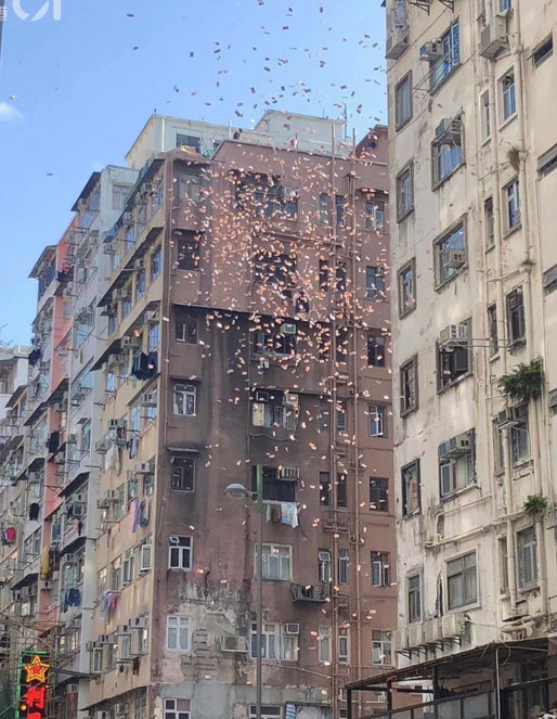 Lái siêu xe rải tiền trên phố: 300 tỷ rơi như lá vàng, dân tranh nhau Lái siêu xe rải tiền trên phố: 300 tỷ rơi như lá vàng, dân tranh nhau