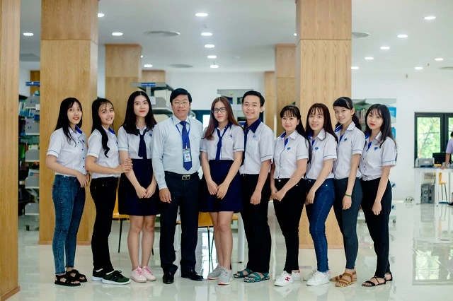 Học sinh Trung tâm Giáo dục phổ thông cùng PGS.TS Nguyễn Xuân Hoàn- Phó hiệu trưởng Trường Đại học Công nghiệp Thực phẩm TPHCM