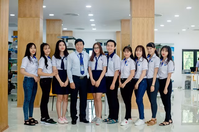 Học sinh Trung tâm Giáo dục phổ thông cùng PGS.TS Nguyễn Xuân Hoàn- Phó hiệu trưởng Trường Đại học Công nghiệp Thực phẩm TPHCM