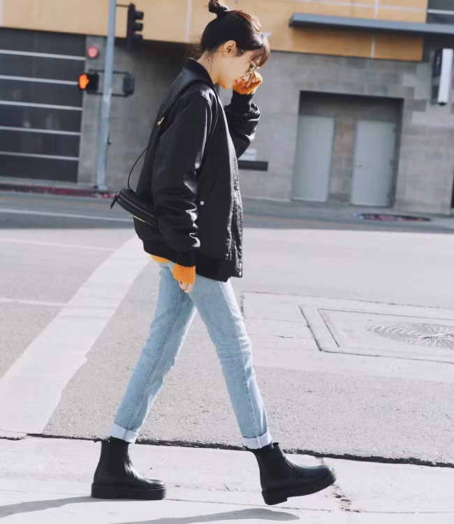 Ngắm 12 set đồ sau, các nàng sẽ nhận ra quần jeans + boots chính là cặp đôi giúp vẻ ngoài đạt 100% sành điệu-2