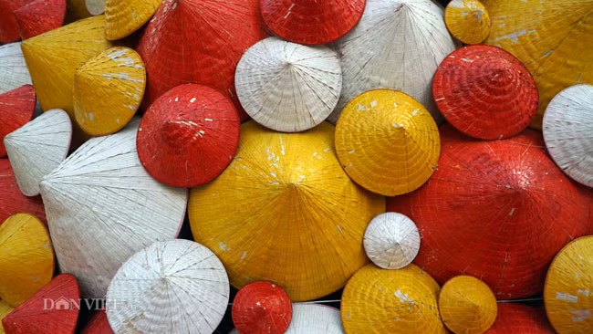 la: cay thong noel duoc dung tu 2.000 chiec non la o ha noi hinh anh 6