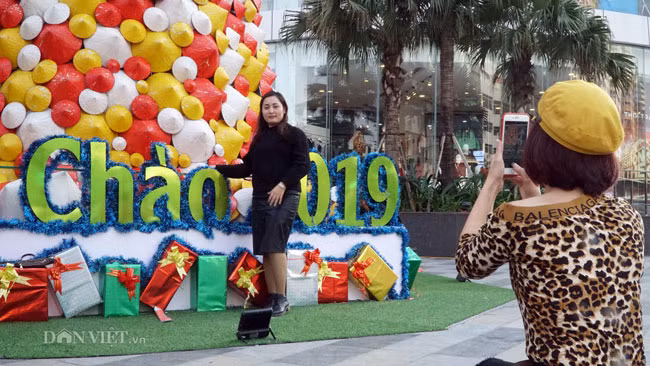 la: cay thong noel duoc dung tu 2.000 chiec non la o ha noi hinh anh 9