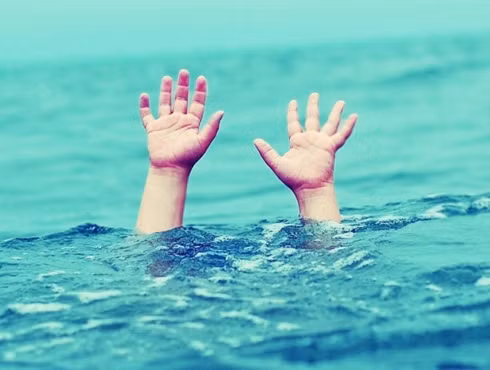 Bé trai 2 tuổi chết dưới hố nước trong giờ học tại trường mầm non