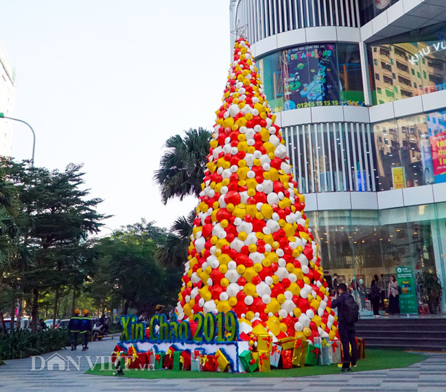 LẠ: Cây thông Noel được dựng từ 2.000 chiếc nón lá ở Hà Nội