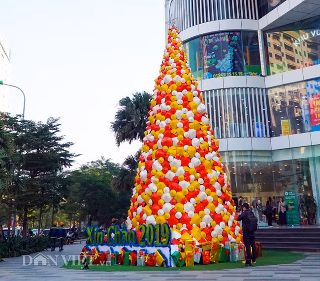 la: cay thong noel duoc dung tu 2.000 chiec non la o ha noi hinh anh 1