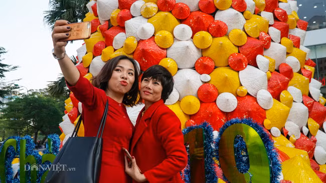 la: cay thong noel duoc dung tu 2.000 chiec non la o ha noi hinh anh 7