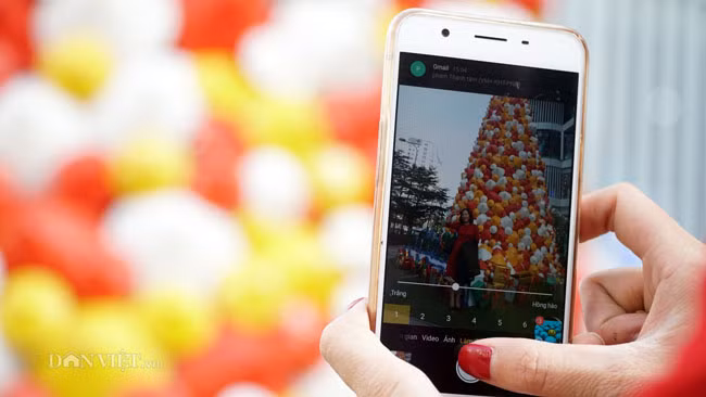 la: cay thong noel duoc dung tu 2.000 chiec non la o ha noi hinh anh 8