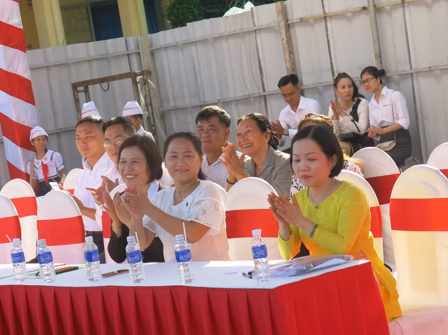 Đại diện nhà tài trợ NutiFood và UBND thành phố Thủ Dầu Một trong lễ khởi công trường tiểu học Lê Thị Hồng Gấm