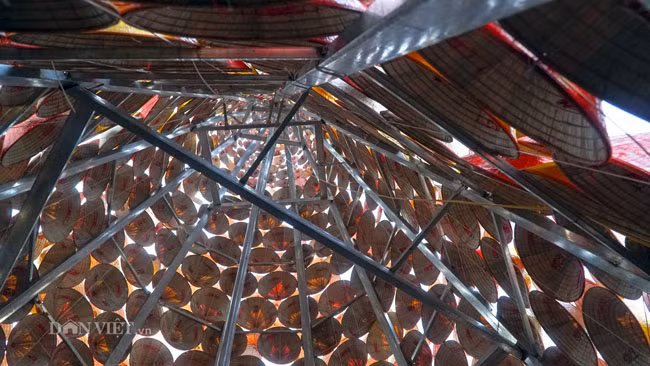 la: cay thong noel duoc dung tu 2.000 chiec non la o ha noi hinh anh 4