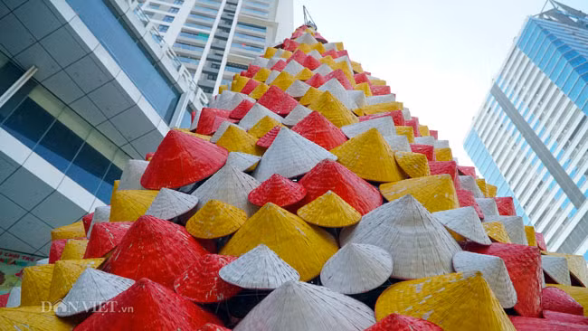 la: cay thong noel duoc dung tu 2.000 chiec non la o ha noi hinh anh 10