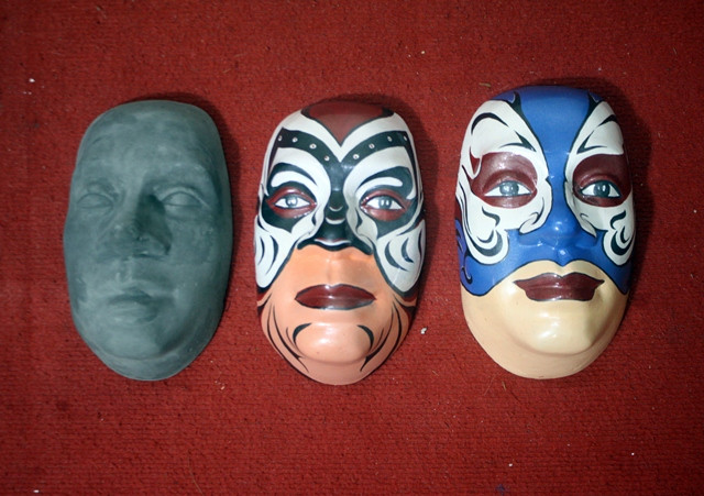 Những chiếc mặt nạ tuồng được sản xuất từ bột gỗ công nghiệp