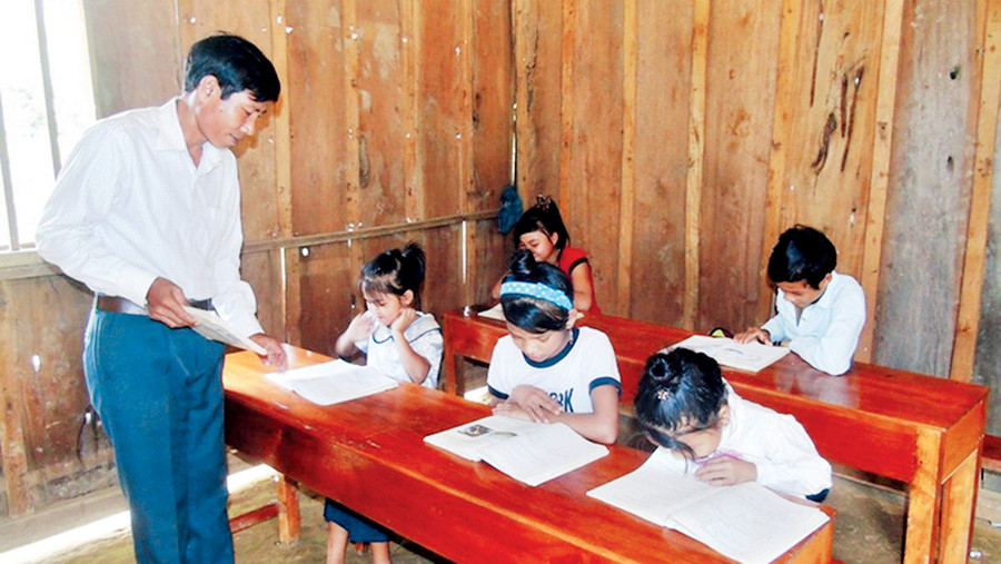 Lớp học ở bản Đoòng của thầy Hoàng Văn Sáu Lớp học ở bản Đoòng của thầy Hoàng Văn Sáu