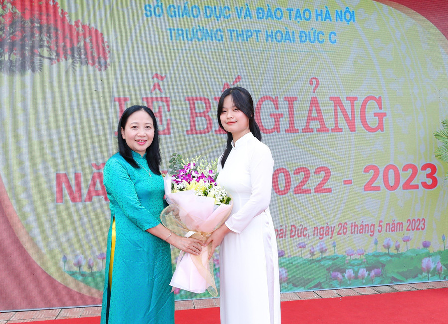 Cô Nguyễn Thị Huyền (trái) - Hiệu trưởng Trường THPT Hoài Đức C, Hà Nội. Cô Nguyễn Thị Huyền (trái) - Hiệu trưởng Trường THPT Hoài Đức C, Hà Nội.