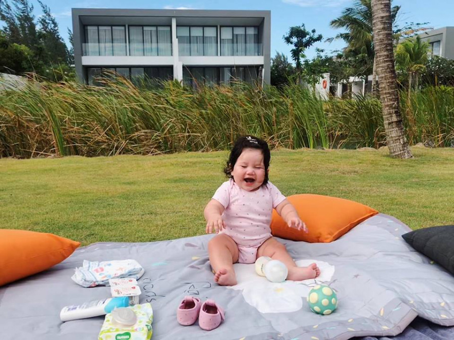 Loạt biểu cảm siêu đáng yêu của gái cưng nhà siêu mẫu Hà Anh ảnh 4 Trước đó, vào ngày 26/6/2018, siêu mẫu Hà Anh hạ sinh con gái đầu lòng. Từ lúc Myla chào đời, chân dài thường xuyên khoe hình ảnh bé trên trang cá nhân. Không những thế, cô còn lập riêng một trang chuyên chia sẻ hình ảnh và thông tin về nhóc tì đầu lòng. Với vẻ ngoài đáng yêu, bụ bẫm, Myla thu hút sự quan tâm của rất nhiều khán giả.