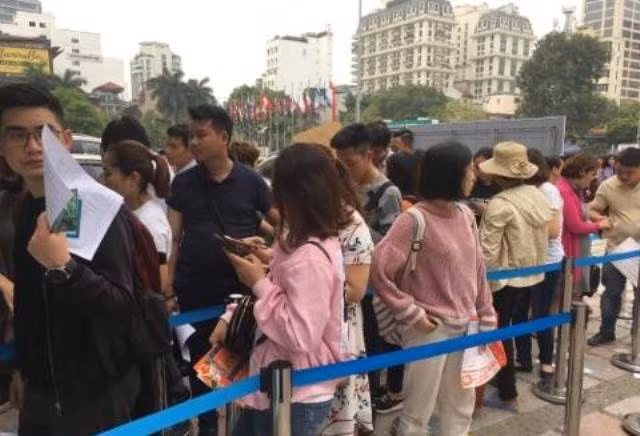 Khách xếp thành hàng dài lấy mã giảm giá vào trưa 28/3