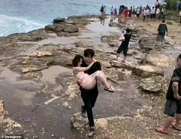 Cô gái bị sóng đánh suýt chết khi sống ảo trên vách đá ở Bali - Ảnh 5. Cô gái bị sóng đánh suýt chết khi sống ảo trên vách đá ở Bali - Ảnh 5.