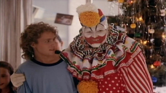 John Wayne Gacy trong To catch a killer (Để bắt tên sát nhân): Được biết đến với tên Killer Clown (Hề sát nhân), John Wayne Gacy thường hóa trang thành chú hề trong những buổi tiệc của trẻ em hoặc tiệc gây quỹ từ thiện ở Chicago. Tên tội phạm tình dục đồng tính tàn độc nhất trong lịch sử thế giới này đã hãm hiếp và giết chết 32 người đàn ông. Thủ đoạn của Gacy là mời mọc các bé trai hoặc thiếu niên vô gia cư về nhà bằng tiền bạc hoặc công việc. Sau đó, hắn sẽ khống chế, cưỡng hiếp và siết cổ họ cho đến chết. Trong To catch a killer, khán giả đã được chứng kiến thủ đoạn giết người tàn độc của tên hề điên loạn này. 8 ke giet nguoi hang loat kinh dien tren man anh co that trong lich su hinh anh 3