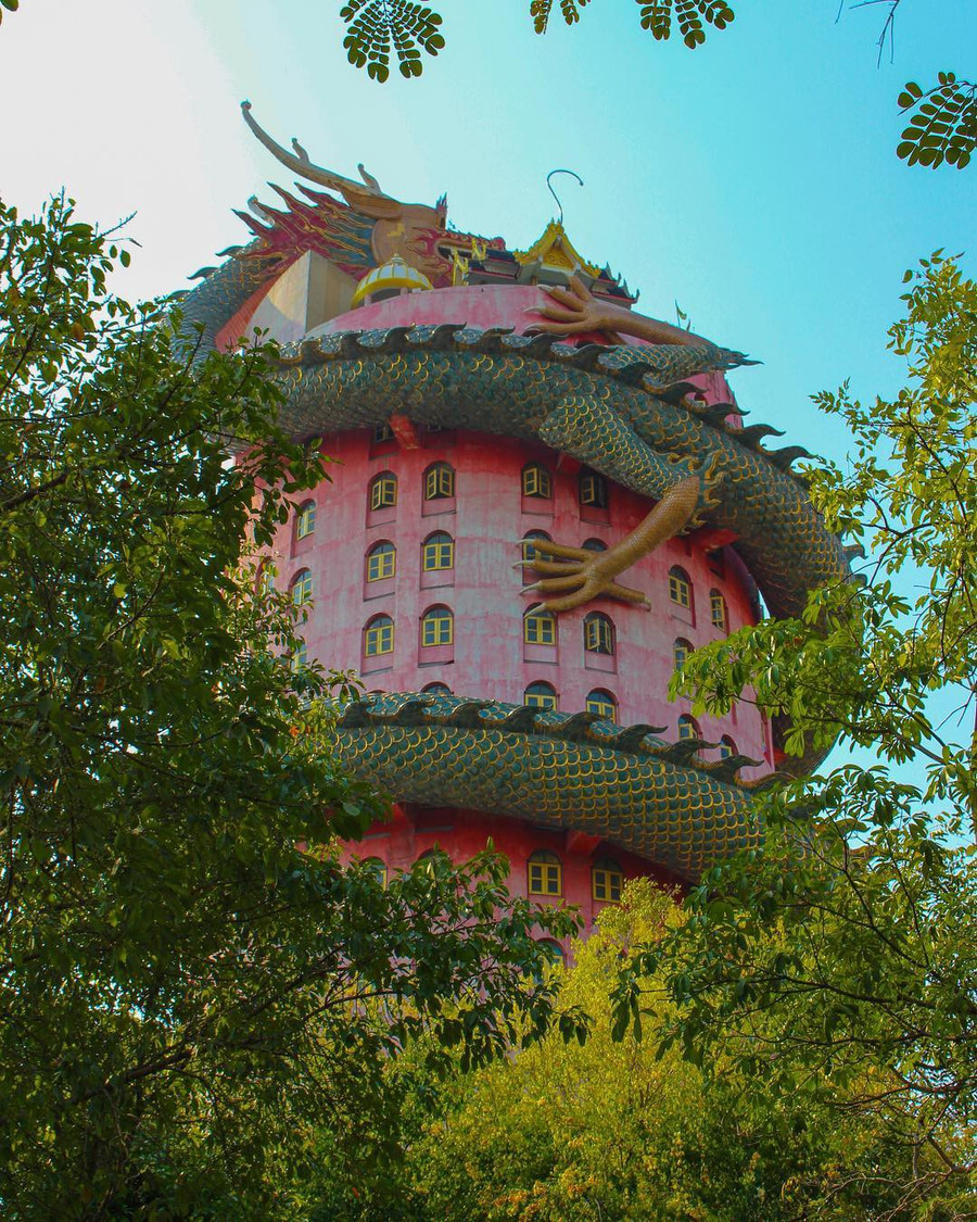 Thoạt nhìn cứ tưởng bối cảnh phim Hollywood nhưng hoá ra ngôi chùa này ở Thái lại hoàn toàn có thật! - Ảnh 8. Thoạt nhìn cứ tưởng bối cảnh phim Hollywood nhưng hoá ra ngôi chùa này ở Thái lại hoàn toàn có thật! - Ảnh 8.