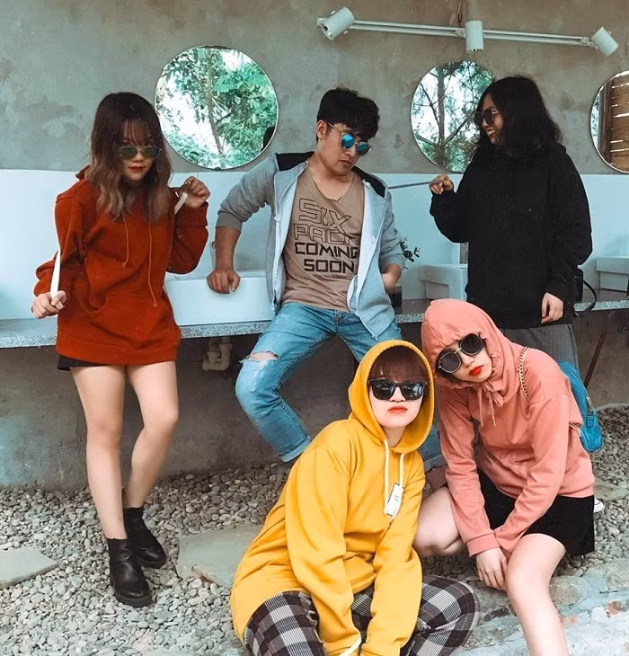 Check-in cùng hội bạn không biết pose dáng gì thì cứ làm tập đoàn kính râm thế này là đủ chất