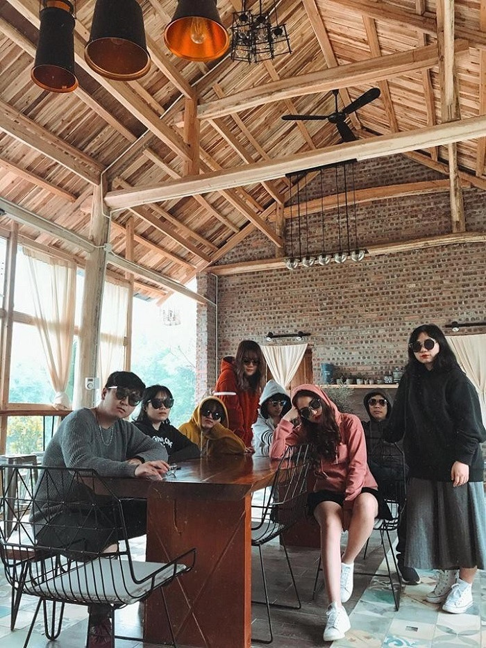 Check-in cùng hội bạn không biết “pose” dáng gì thì cứ làm thế này là đủ “chất“ ảnh 4 Check-in cùng hội bạn không biết pose dáng gì thì cứ làm tập đoàn kính râm thế này là đủ chất