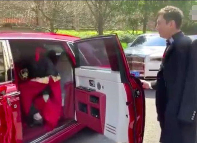 Vương Tư Thông còn chủ động mở cửa xe đón cô dâu. Thieu gia TQ tang Rolls-Royce trieu USD mung cuoi MC xinh dep hinh anh 6