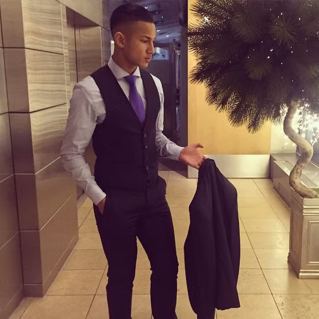 Cận mặt chân sút con nhà hoàng tộc, sở hữu tài sản 461 nghìn tỷ của đội tuyển Brunei tại vòng loại U23 Châu Á - Ảnh 8. Cận mặt chân sút con nhà hoàng tộc, sở hữu tài sản 461 nghìn tỷ của đội tuyển Brunei tại vòng loại U23 Châu Á - Ảnh 8.