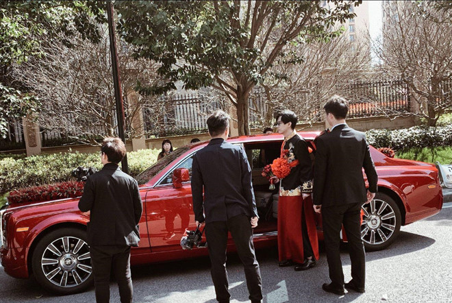 Hình ảnh được chia sẻ hàng nghìn lần trong ngày 23/3 tại Trung Quốc. Game thủ Ngũ Thanh nhận xe từ người bạn giàu có. Thieu gia TQ tang Rolls-Royce trieu USD mung cuoi MC xinh dep hinh anh 5