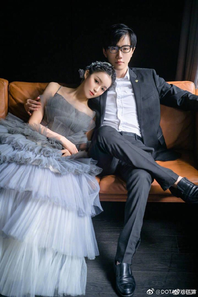 Chú rể Ngũ Thanh sinh năm 1987 tại Sơn Tây. Anh tốt nghiệp Đại học Chiết Giang và sau đó trở thành tuyển thủ DOTa chuyên nghiệp. Năm 2010, Ngũ Thanh giải nghệ và trở thành đại diện của DOTa. Vợ anh, Cát Tiểu Duẫn, sinh năm 1987. Cô là MC trực tuyến nổi tiếng của Panda. Nguồn tin từ QQ hé lộ Cát Tiểu Duẫn có gia thế giàu có. Gia đình cô cùng gia tộc nhà Vương Tư Thông từng hợp tác làm ăn. Thieu gia TQ tang Rolls-Royce trieu USD mung cuoi MC xinh dep hinh anh 8