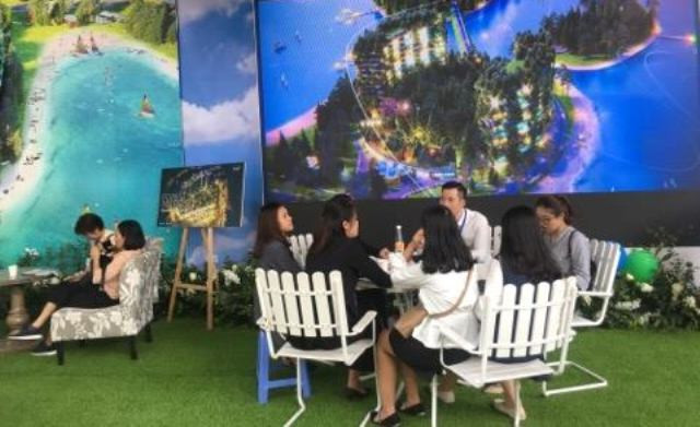 Đến giờ trưa mà các gian hàng vẫn đông khách Đến giờ trưa mà các gian hàng vẫn đông khách