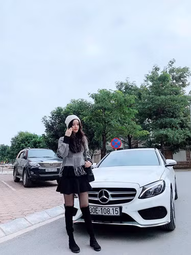 Phong cách thời trang của cô được biến tấu khá linh hoạt, không bó buộc... 