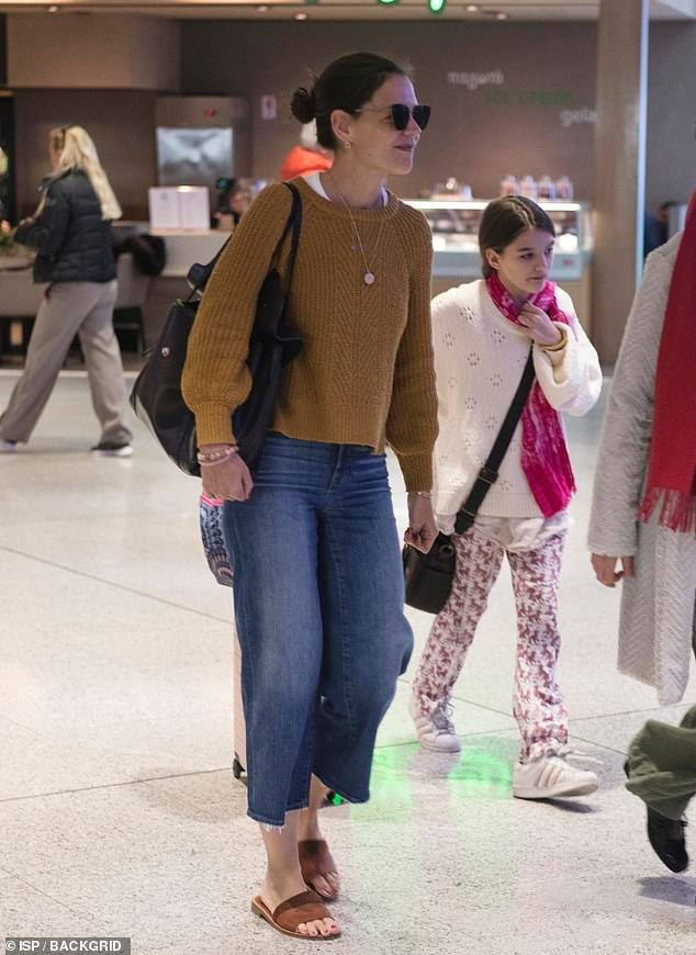 Vắng cha, công chúa một thời của Hollywood Suri Cruise sống cuộc đời giản dị cùng mẹ - Ảnh 1. Vắng cha, công chúa một thời của Hollywood Suri Cruise sống cuộc đời giản dị cùng mẹ - Ảnh 1.