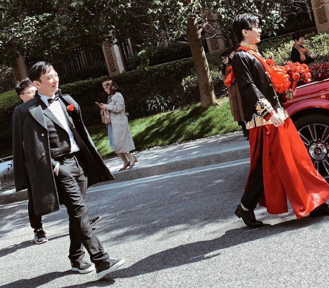 Vương Tư Thông dẫn chú rể tới gần món quà tặng đắt tiền. Thieu gia TQ tang Rolls-Royce trieu USD mung cuoi MC xinh dep hinh anh 4