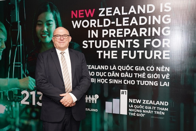 Triển lãm năm nay đặc biệt có sự tham dự của Ông Grant McPherson, CEO của ENZ, trong bối cảnh chính phủ New Zealand lần đầu công bố học bổng chính phủ bậc trung học dành riêng cho học sinh Việt Nam. Triển lãm năm nay đặc biệt có sự tham dự của Ông Grant McPherson, CEO của ENZ, trong bối cảnh chính phủ New Zealand lần đầu công bố học bổng chính phủ bậc trung học dành riêng cho học sinh Việt Nam.