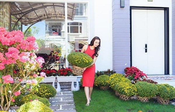 Khánh My - đối thủ Ngọc Trinh sống ra sao?