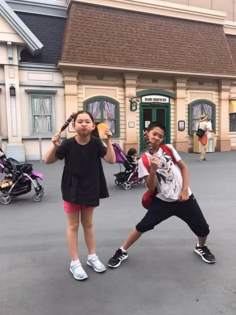 Cặp sinh đôi này rất thích đi du lịch.