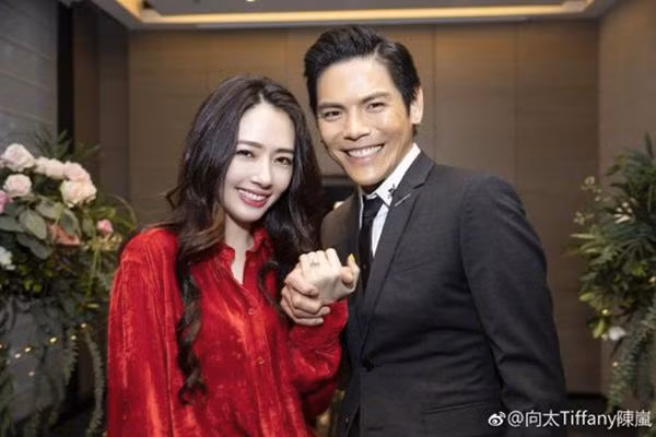 Dính bê bối vụ Seungri, người đẹp này được con trai “trùm xã hội đen” quỳ gối cầu hôn ảnh 4 dinh be boi mai dam, nguoi dep nay van duoc con trai "trum xa hoi den" quy goi cau hon - 4