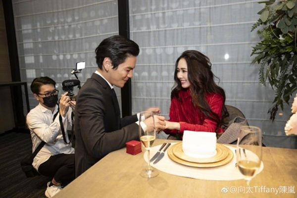 dinh be boi mai dam, nguoi dep nay van duoc con trai &#34;trum xa hoi den&#34; quy goi cau hon - 3