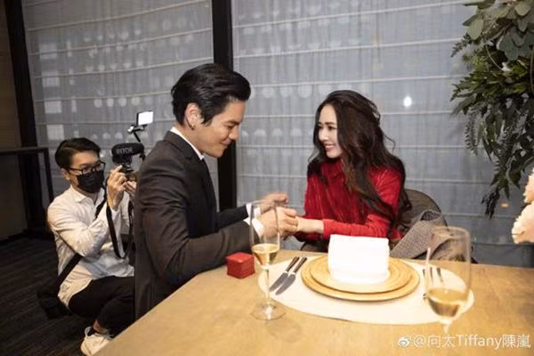 Dính bê bối vụ Seungri, người đẹp này được con trai “trùm xã hội đen” quỳ gối cầu hôn ảnh 3 dinh be boi mai dam, nguoi dep nay van duoc con trai "trum xa hoi den" quy goi cau hon - 3