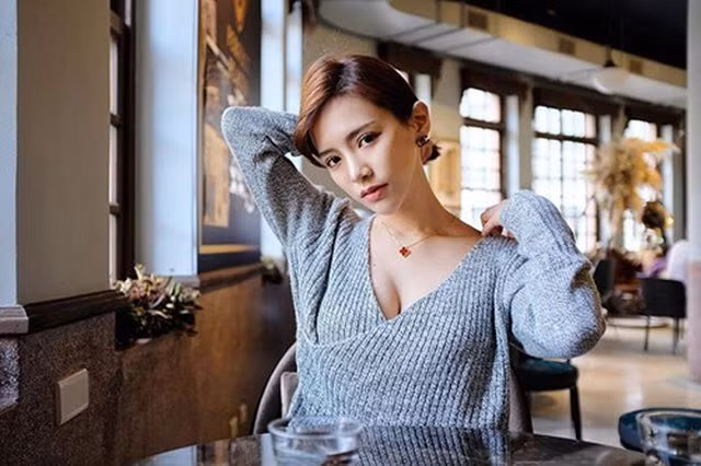 Nữ tiếp viên có nụ cười quyến rũ "chết người“